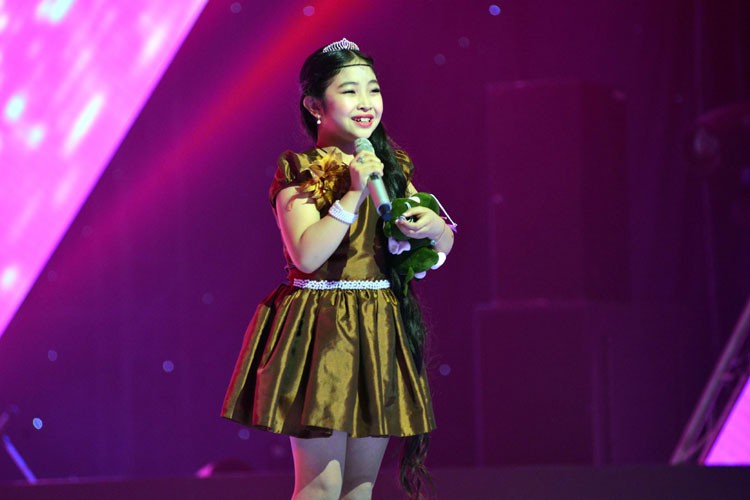 Cong chua toc dai 9 tuoi gay bao The Voice Kids-Hinh-2